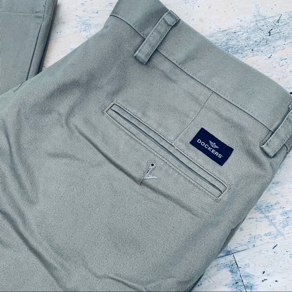 Dockers khaki pants 36x32 pleated front GUC - Picture 2 of 5